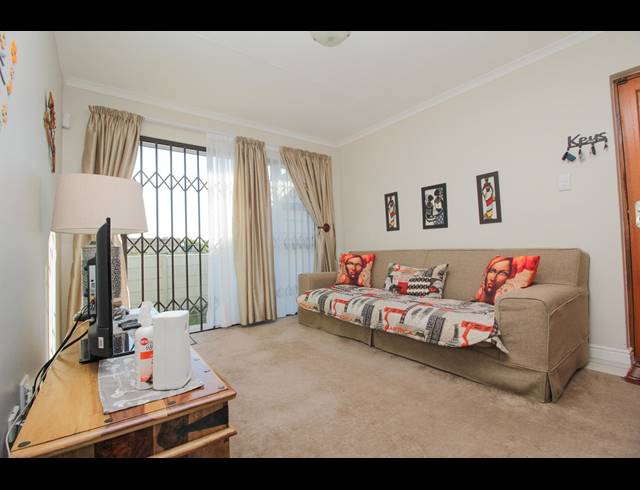2 BEDROOM TOWNHOUSE RENTED IN LORRAINE